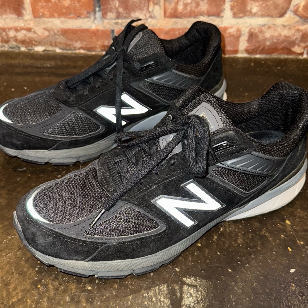 New Balance Black and White Athletic Shoes with Cushioned Midsole and Mesh Upper